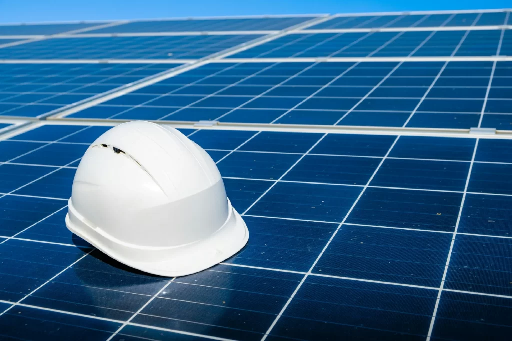 Capacete sobre placas solares